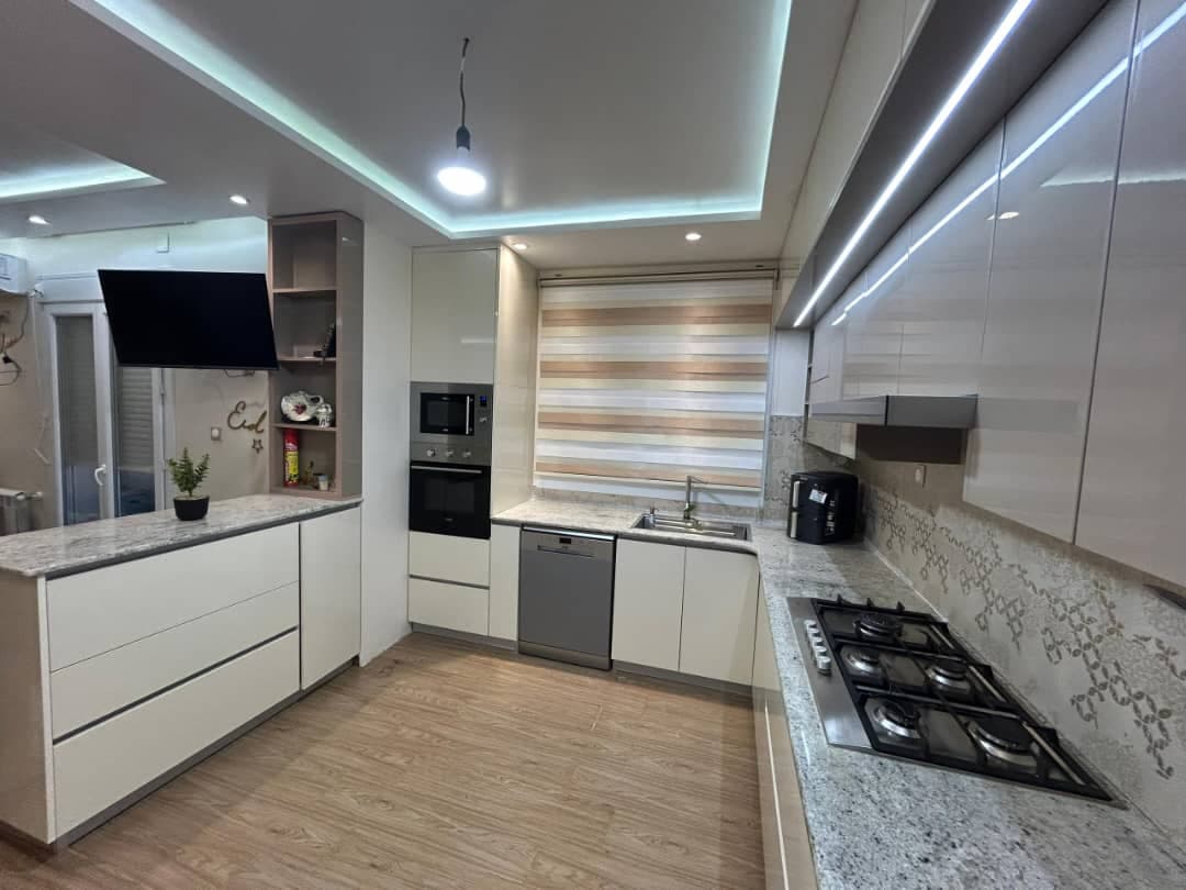 Cuisine en L, rubans LED